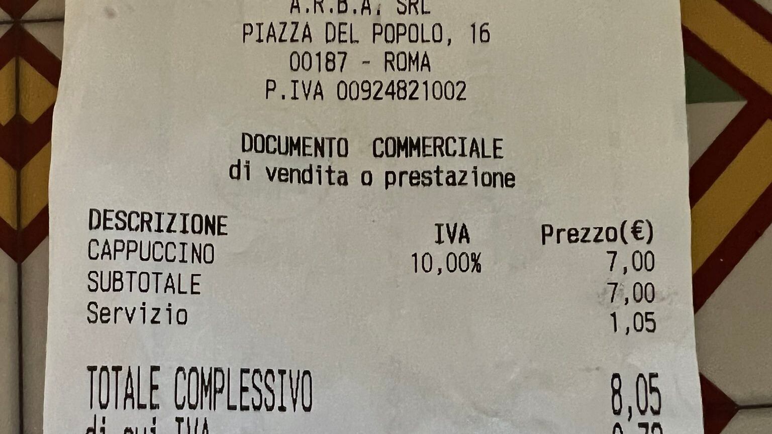"8 euro per un cappuccino a piazza del Popolo": la giornalista si lamenta e scoppia il caos
