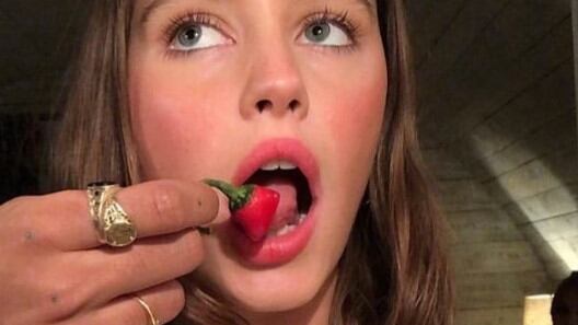 La figlia di Jude Law mostra il seno