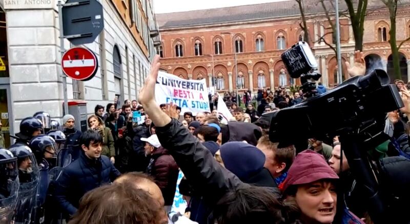 Scontri tra studenti e forze dell'ordine alla Statale di Milano 16