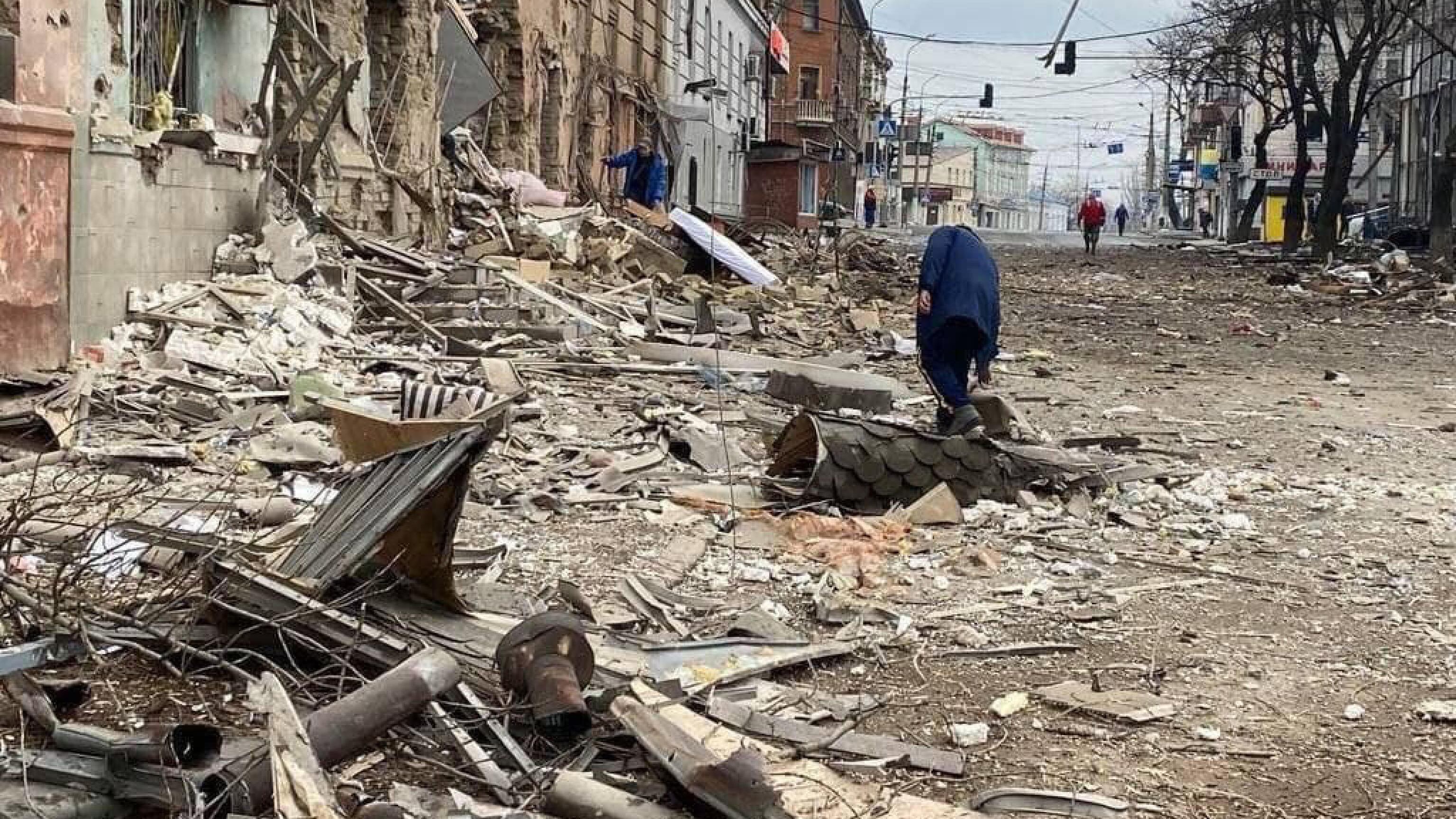 Mariupol città fantasma. Gli ultimi civili in fuga prima dell'attacco finale