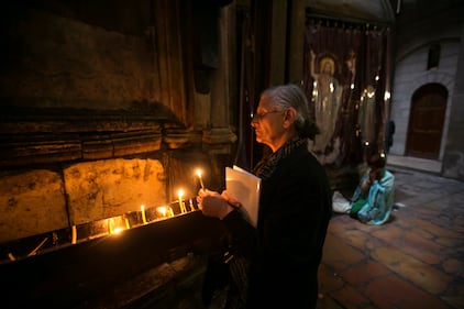 Una fedele accende candele a Gerusalemme