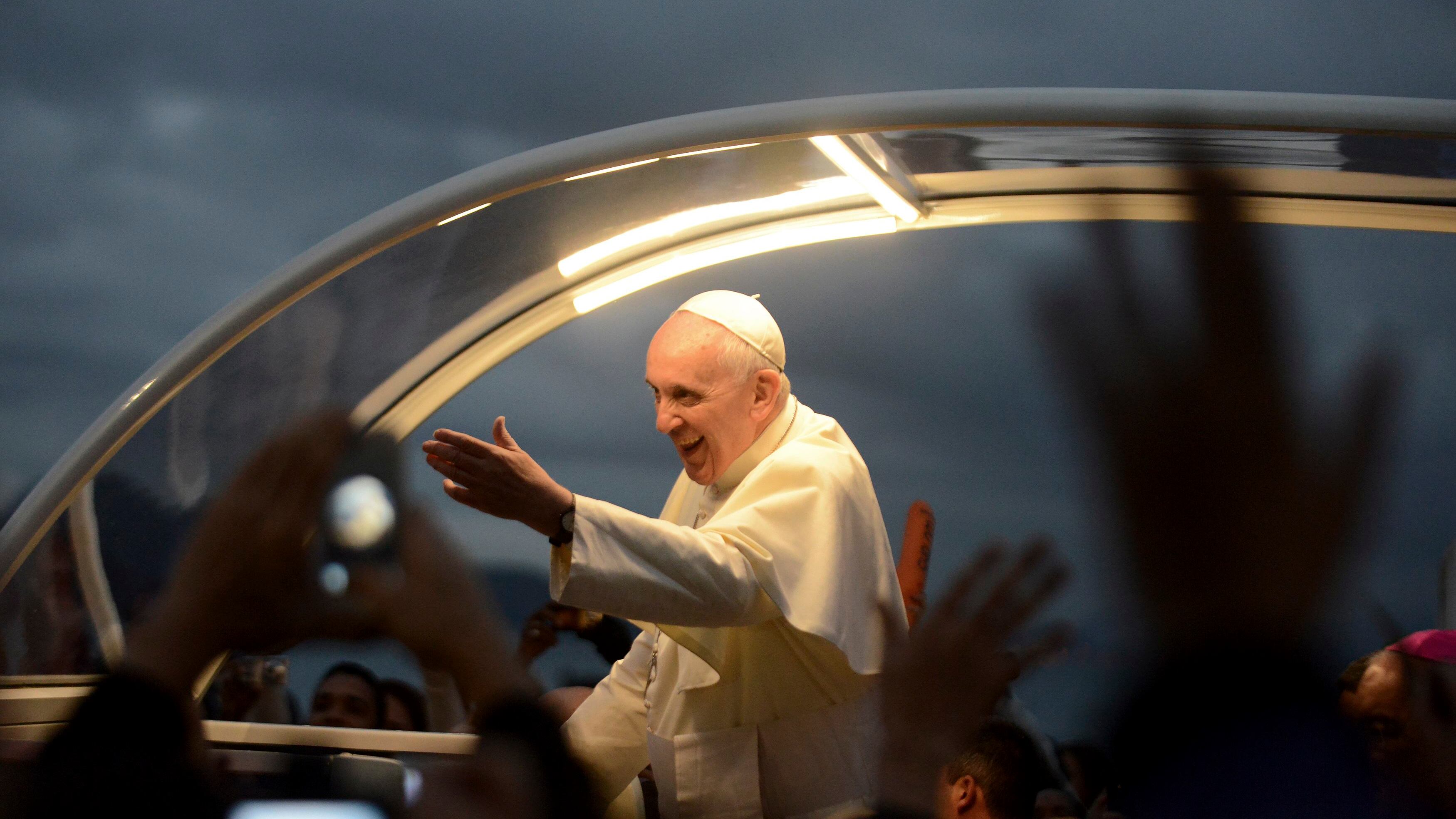 Il Papa abbraccia gli opposti: "La Croce è uno scandalo"