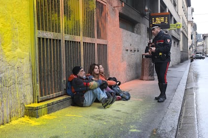 Blitz degli ambientalisti davanti al Mef 8