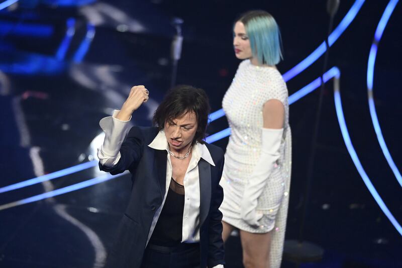 Sanremo 2024: ecco il look della quarta serata del Festival di Rose Villain 2