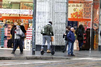 Milano, i monopattini elettrici circolano anche sotto i cartelli di divieto 3
