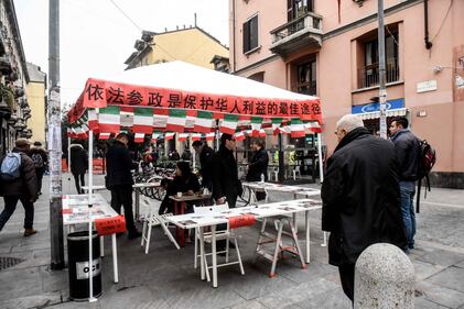 I cinesi in fila per le primarie Pd 8