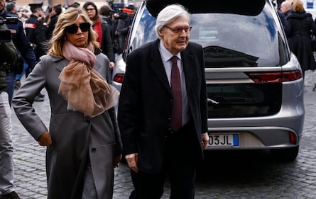La famiglia, gli amici, i vip: il mondo della tv saluta Costanzo 18
