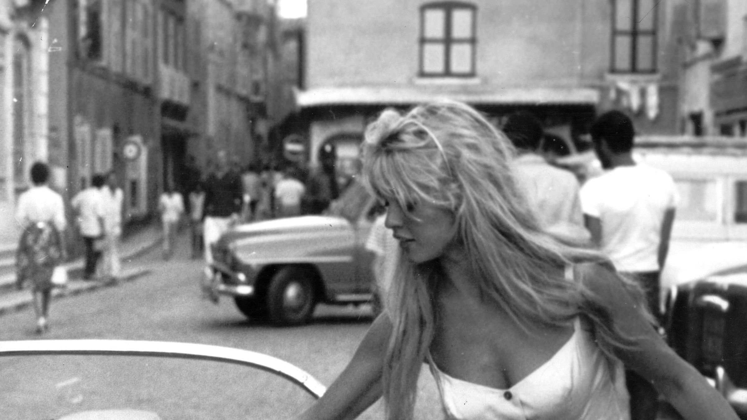 Addio topless, ma non torna il pudore