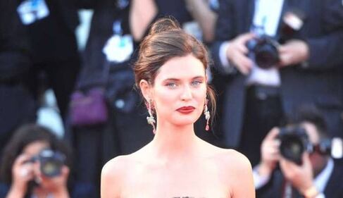 Bianca Balti, asciugamano sexy al mare 16