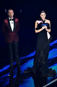 La top model Vittoria Ceretti sul palco di Sanremo 5