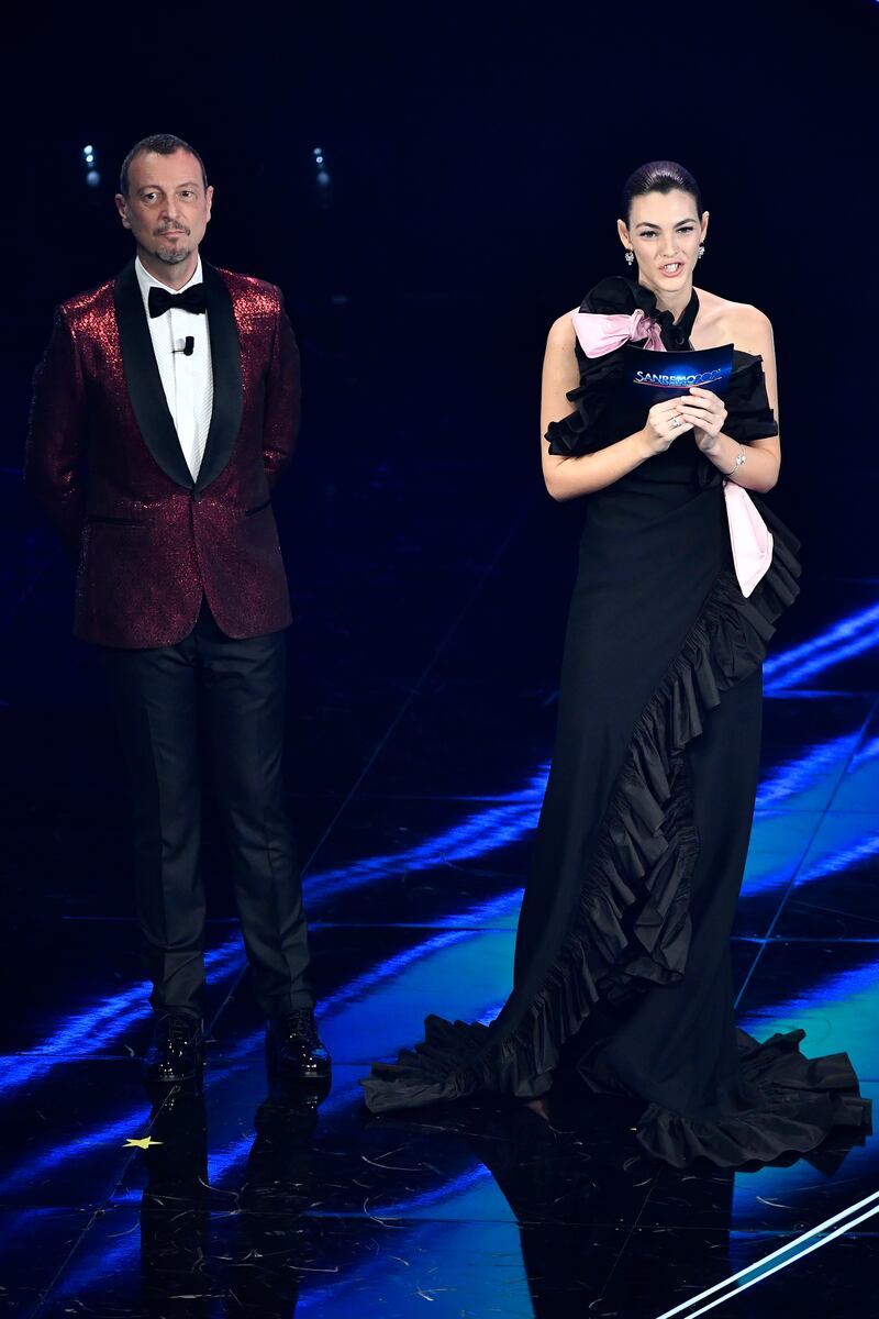La top model Vittoria Ceretti sul palco di Sanremo 5