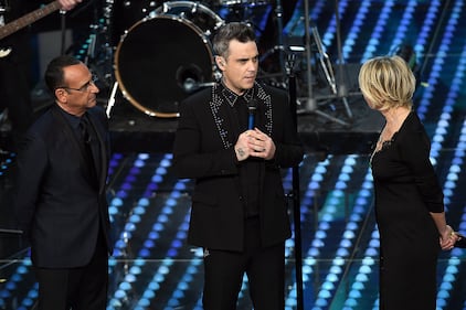 Sanremo 2017, Maria De Filippi e il bacio agli ospiti 28