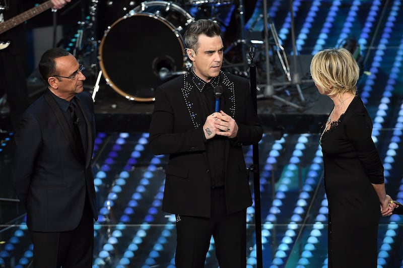 Sanremo 2017, Maria De Filippi e il bacio agli ospiti 28