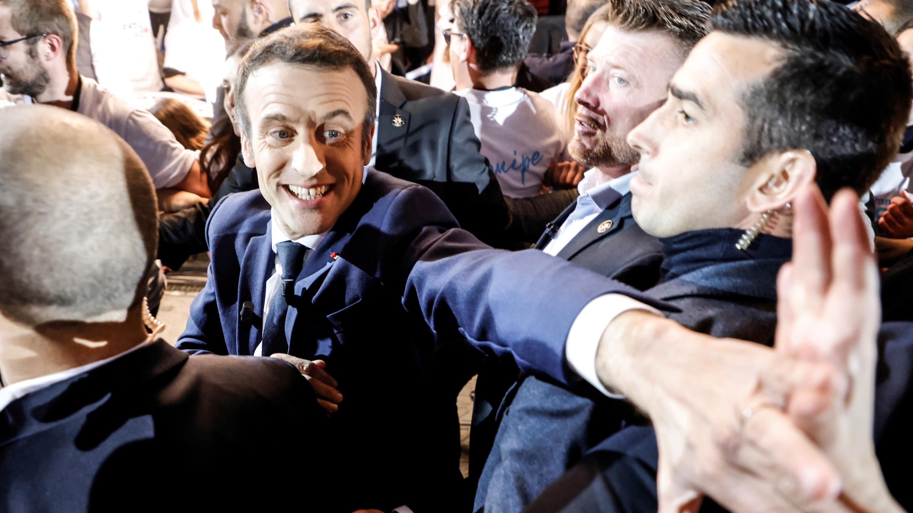 Macron lancia la corsa (con la paura di Le Pen). "Uniti contro le destre"
