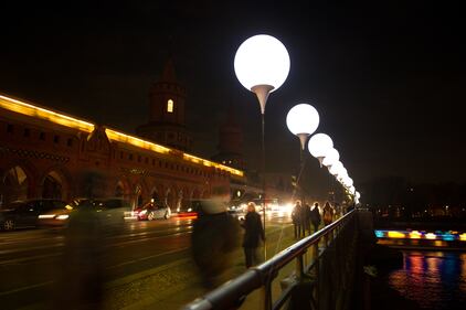 Palloncini luminosi lungo il Muro di Berlino 24