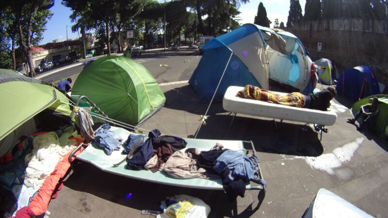 Emergenza profughi a Roma: in centinaia accampati in via Tiburtina 4