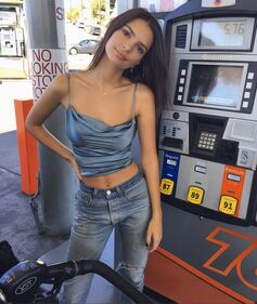 Emily Ratajkowski sexy in intimo a una festa 7