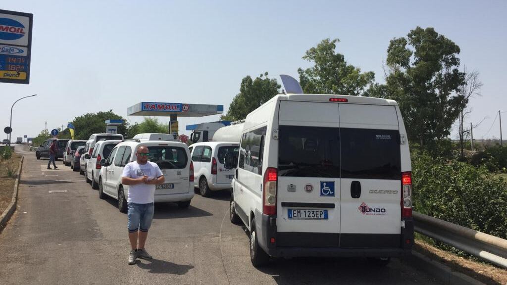 "Mezzi rotti", "Li distruggono". È caos sul trasporto dei malati in Salento