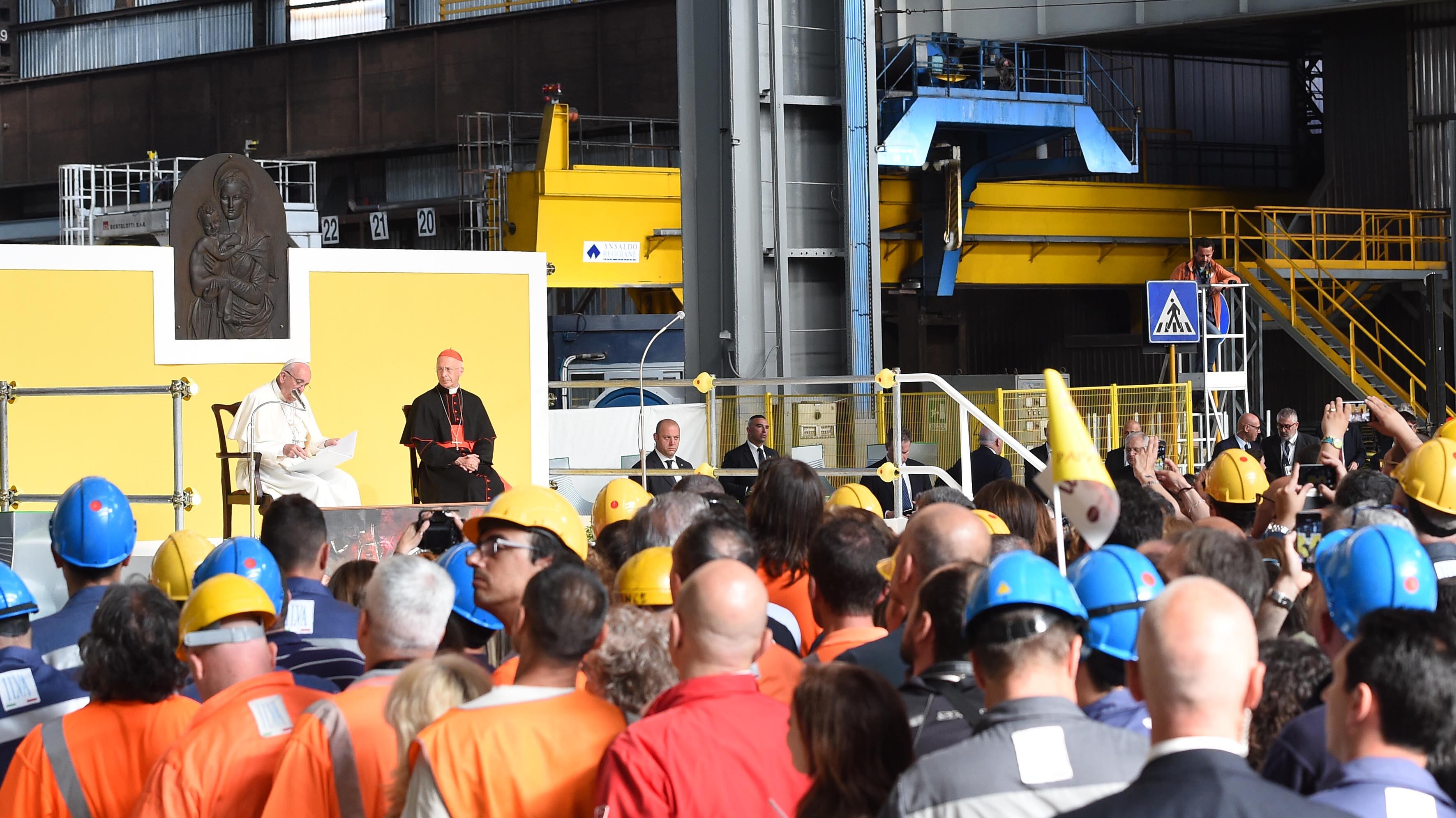 Il Papa all'Ilva di Genova: "Non reddito ma lavoro per tutti"