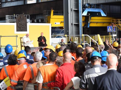 Il Papa all'Ilva di Genova: "Non reddito ma lavoro per tutti"