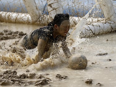 Quattro calci al pallone nel fango a Pechino 8
