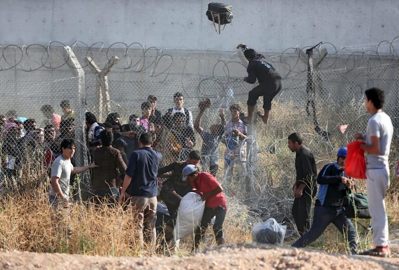 I profughi sfondano il confine tra Turchia e Siria 11