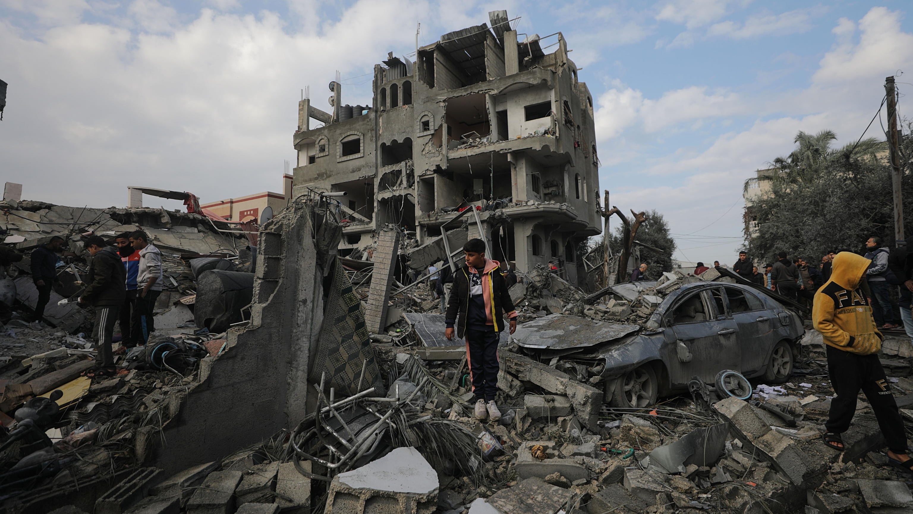 A Gaza raid nel campo di Al-Maghazi, 70 morti. "Allontanatevi dalle zone di combattimento"