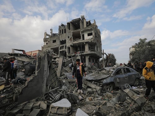 A Gaza raid nel campo di Al-Maghazi, 70 morti. "Allontanatevi dalle zone di combattimento"