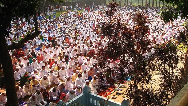 Bangladesh, funerale di leader islamista attira 100mila persone: rischio focolaio