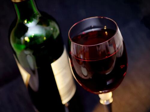 "Etichette sui rischi". Diktat salutista sul vino: l'Italia dice no