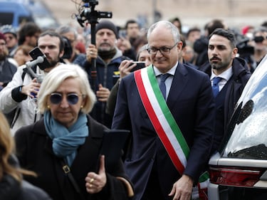 La famiglia, gli amici, i vip: il mondo della tv saluta Costanzo 10
