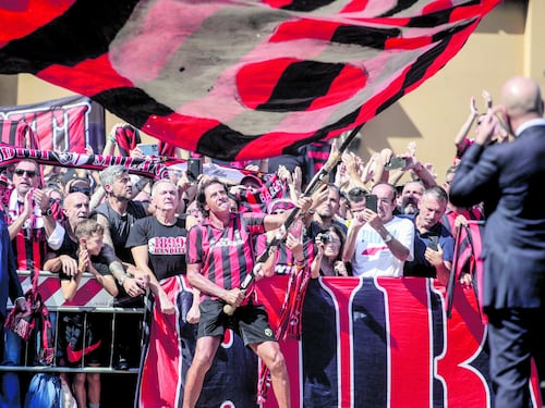 Dolore dei compagni e cori dei tifosi. Capitano per sempre. In migliaia al saluto