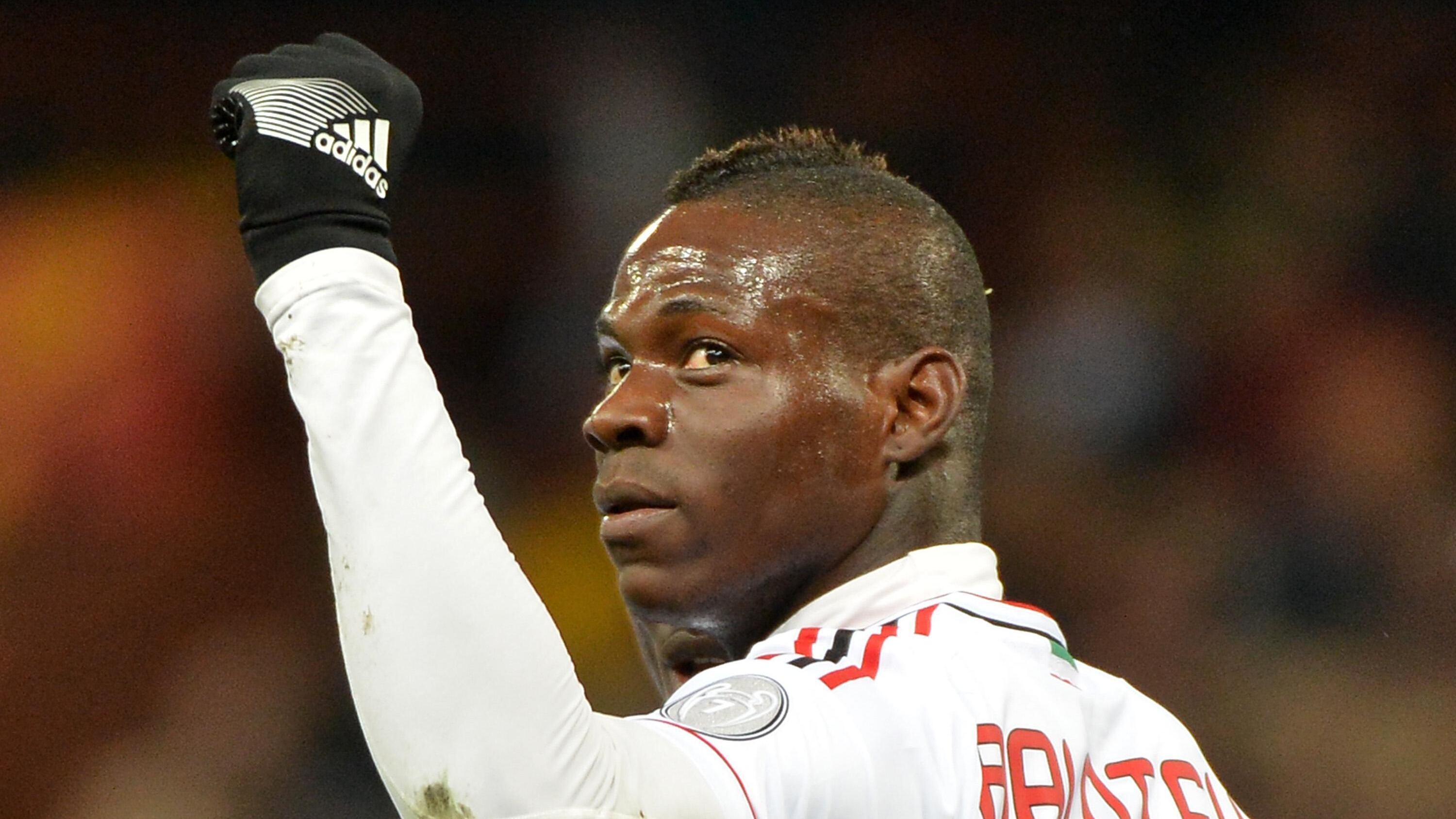 Mario dacci il cinque Messi, Ronaldo e poi... Balotelli contro tutti