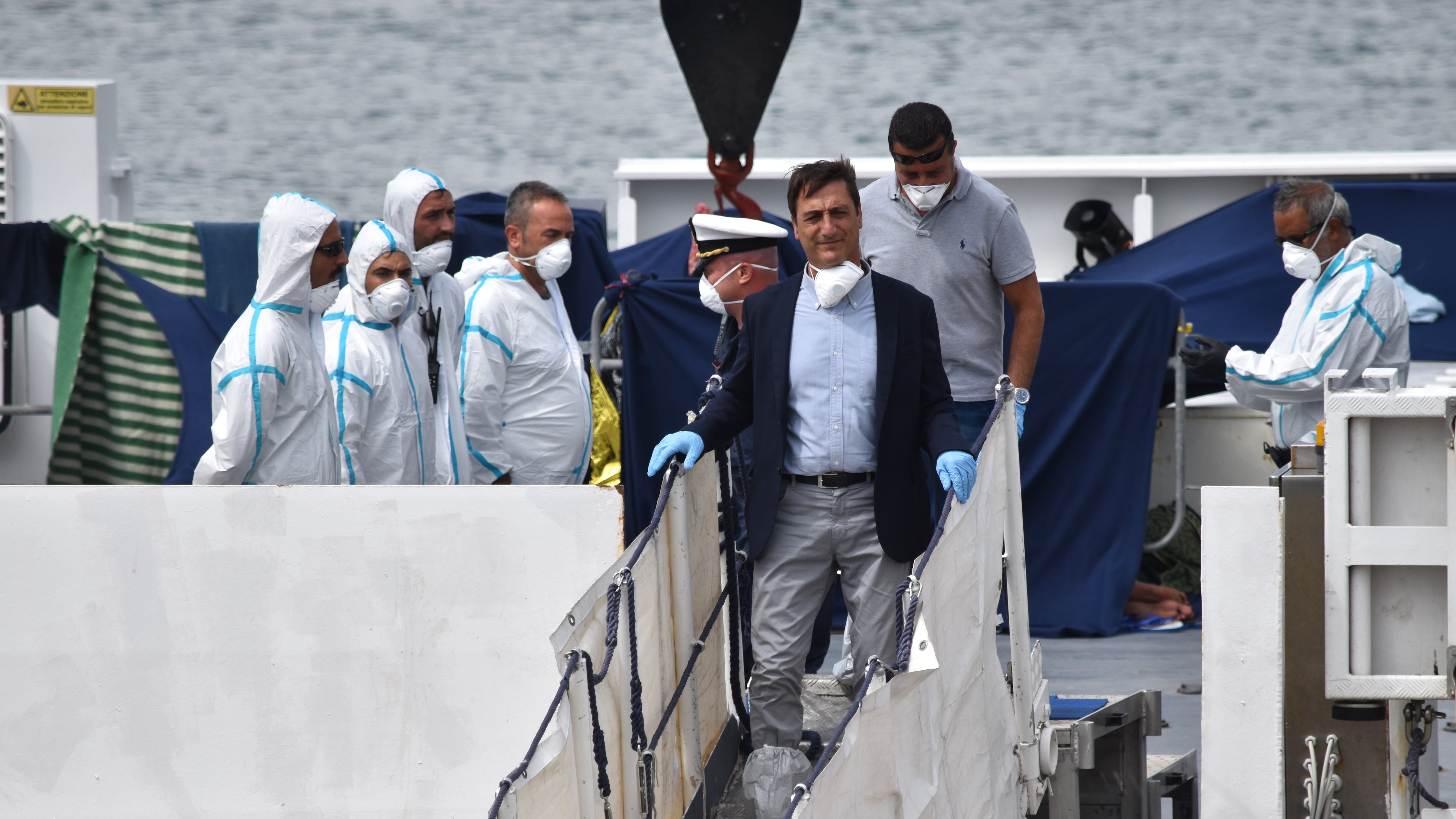 Diciotti, la sfilata "buonista" Sale a bordo pure la Boldrini