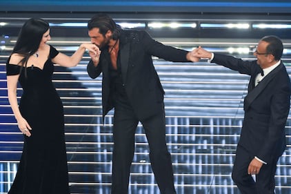 I conduttori, i cantanti,  le luci dell'Ariston: le immagini più belle di Sanremo 11