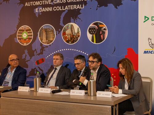 "Confermare o ridiscutere gli obiettivi 2035". Il ministro Urso lancia la sfida all'Europa sull'automotive