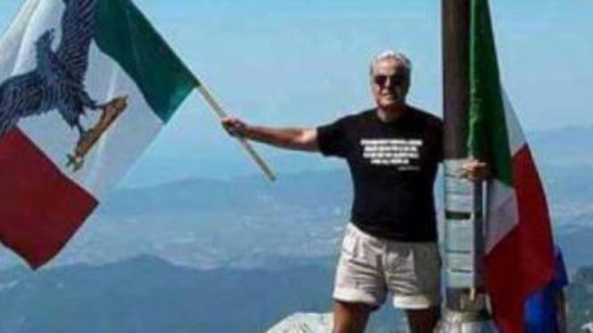 Il prof con la bandiera della Rsi: "Sempre con me, segno di pace"