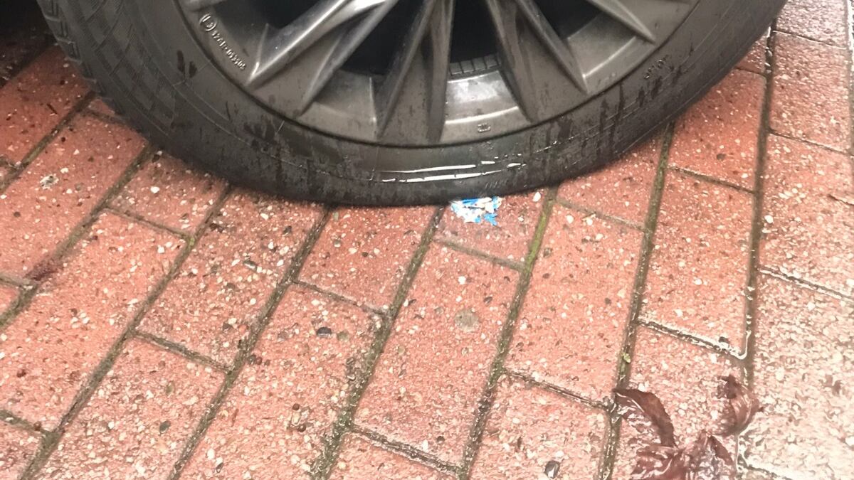 Gomme sgonfiate per "protesta": altro che ambientalisti, sono solo vandali