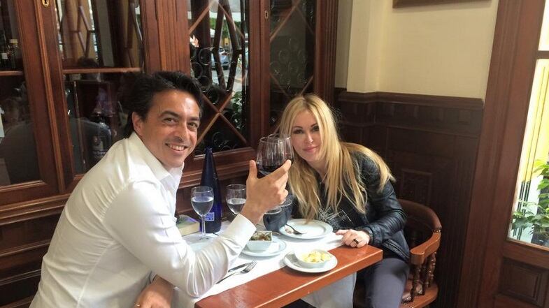 Roberta Bruzzone su Facebook con l'ex marito: "Brindiamo al divorzio"