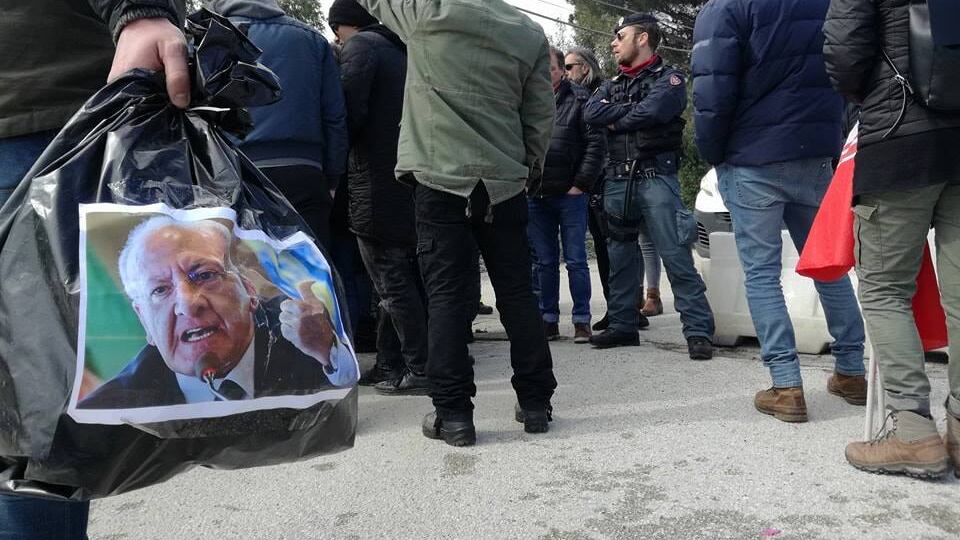 Sacchetti dei rifiuti contro De Luca, la protesta dei centri sociali