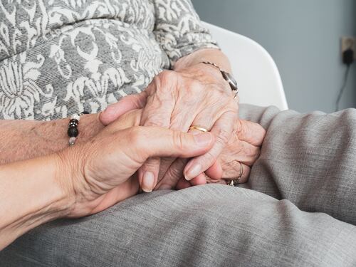 Veglia per giorni sul corpo senza vita della moglie: dramma della solitudine a Viterbo