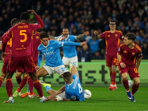 Il Napoli pareggia 2-2 con la Roma, cui non basta la doppietta di Malen