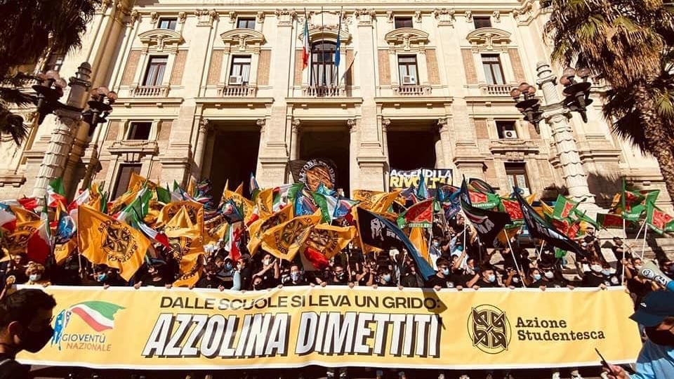 "Ora Azzolina dimettiti". La protesta "travolge" il ministro dell'Istruzione