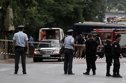 Una busta esplode nell'auto di Papademos 2