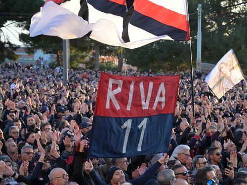 Funerali di Riva, folla e lacrime. Cannavaro porta la bara. Da Buffon a Zola: chi c'era