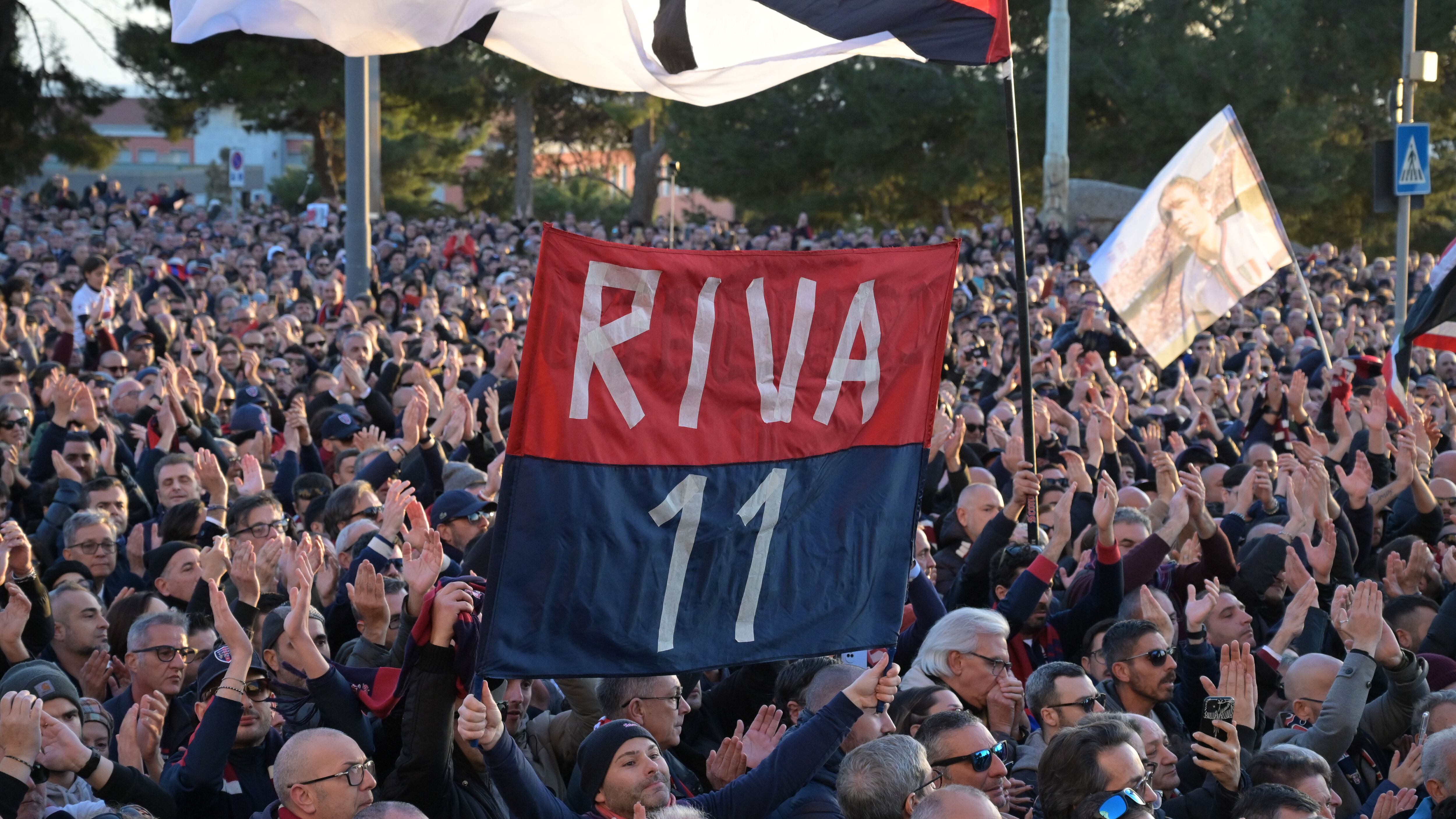 Funerali di Riva, folla e lacrime. Cannavaro porta la bara. Da Buffon a Zola: chi c'era