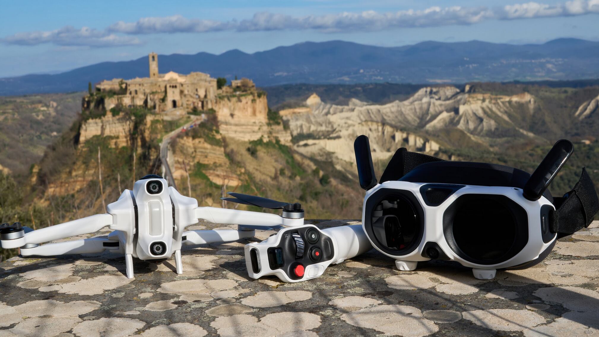 Insta360 punta sull’arte e lancia un display per i selfie