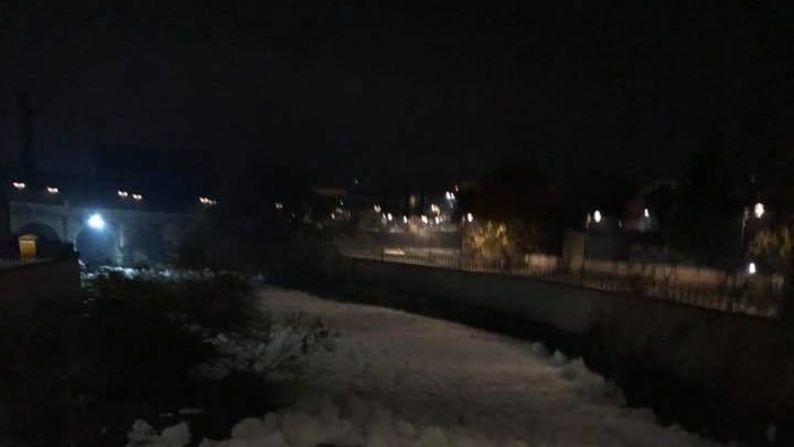 Un fiume di schiuma scorre di notte nella valle del Sacco