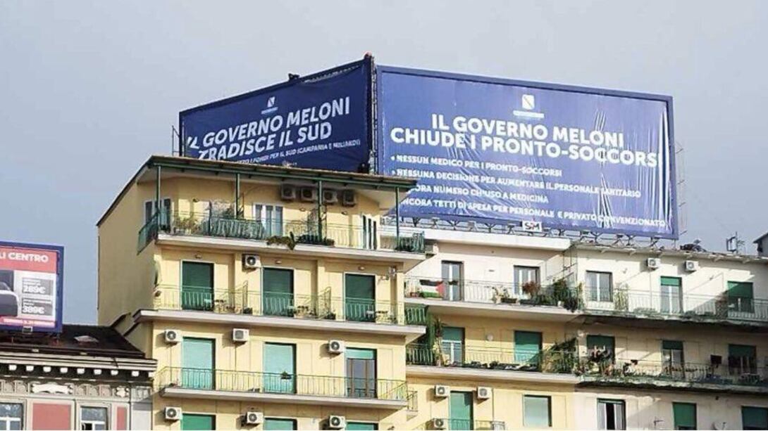 De Luca fa propaganda a spese dei campani: 2,5 milioni per i manifesti contro la Meloni