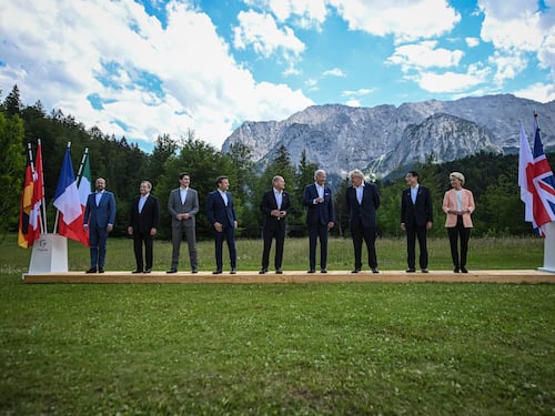"Anche noi a torso nudo?". I leader del G7 ironizzano su Vladimir Putin
